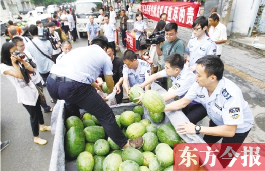過秤開始，鄭州管城區(qū)城市管理執(zhí)法局等五局委共買了96500斤西瓜