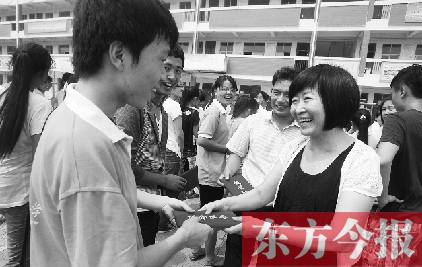 7月23日，晨鐘教育集團(tuán)黨委書記張玲為支教大學(xué)生頒發(fā)證書