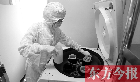 鄭州一專門儲存臍帶血的機構，專業(yè)人員正在把臍帶血存放在儲藏箱里
