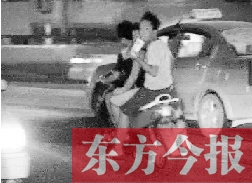 盡管剛剛發(fā)生摩托車車禍，現(xiàn)場很快又現(xiàn)載人摩托車疾馳