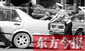 一輛車壞在了路中間，執(zhí)勤交警幫推車