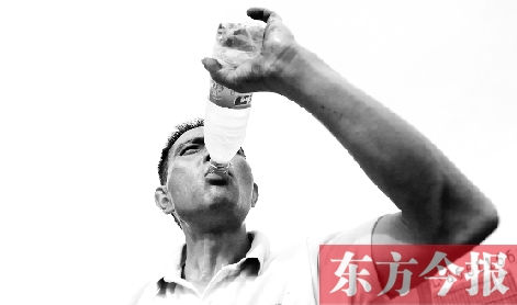 高溫天氣下，鄭州自來水搶險(xiǎn)工人老趙經(jīng)常是喝水趕不上出汗