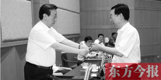 省人大常委會(huì)主任郭庚茂向有關(guān)被任命人員頒發(fā)了任命書。圖為新任省發(fā)改委主任孫廷喜在接受任命書