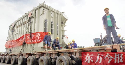 天降大雨，加大了行走的難度，工人們用支桿頂起沿途的電纜