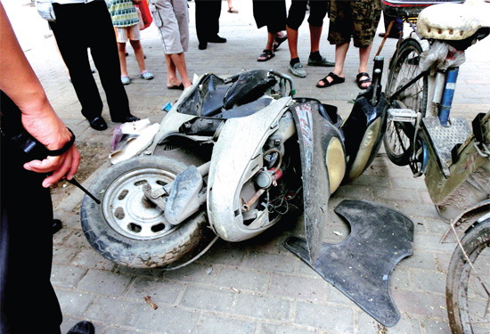 8月3日，棉紡路與六廠前街交叉口附近一輛水泥罐車突然爆胎，路邊一輛電動(dòng)車被沖擊波震翻報(bào)廢