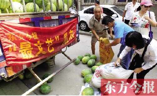 昨日，得知“最文藝瓜農(nóng)”祁老漢（左一）被困，市民紛紛購愛心瓜