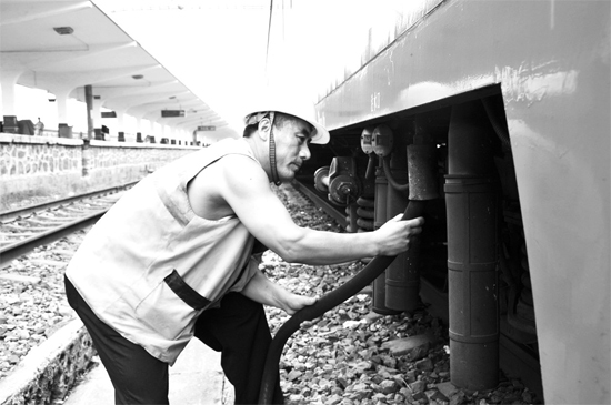 昨日，商丘火車(chē)站給水員在烈日下工作