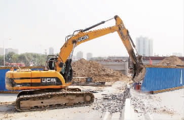 南陽路、北環(huán)快速路立交橋?qū)⑦M行封閉施工，圖為工人正在拆除隔離欄