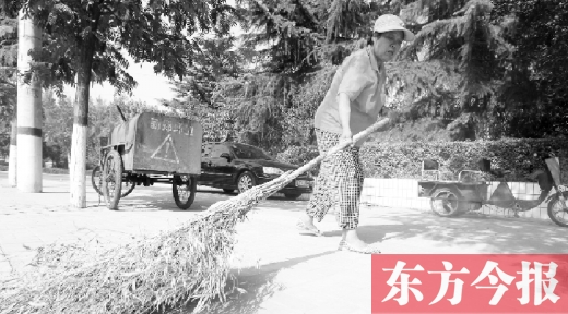 昨天下午4點(diǎn)，新鄭市溱水路，64歲的陳明花正在打掃衛(wèi)生，這一段曾是靳春波負(fù)責(zé)的路段