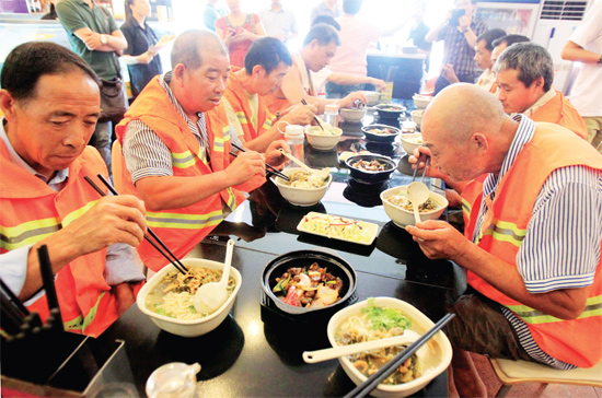 8月18日中午，鄭州市商城路一家飯店邀請(qǐng)33位一線環(huán)衛(wèi)工免費(fèi)吃頓飯