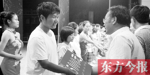 8月25日，河南電視臺8號演播廳，寒門學(xué)子每人拿到了5000元助學(xué)金