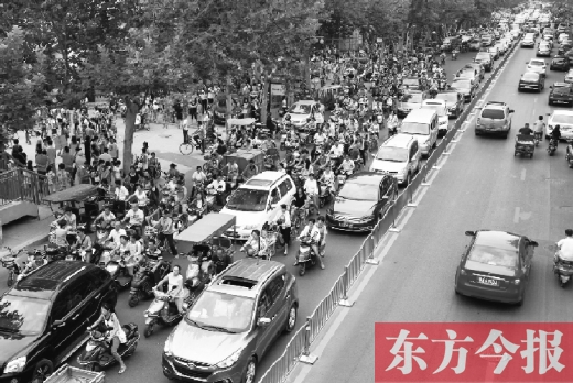 鄭州市城東路上，因?yàn)楦浇鼉伤W(xué)開學(xué)，造成交通大擁堵