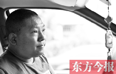 鄧太和帶父親去看病，兩天都沒打開過出租車后備廂