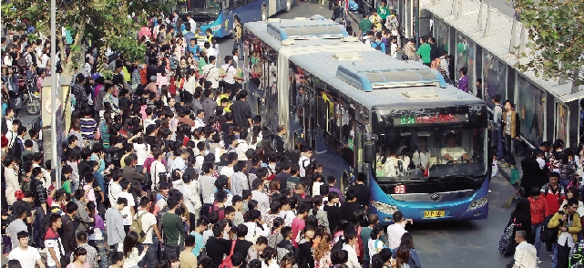 鄭州火車站，等候公交車的人們 東方今報記者 劉棟杰圖