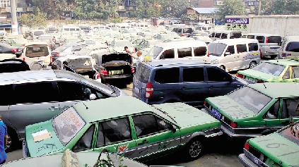 國慶期間，鄭州市客運管理處查處的大批非法營運車輛