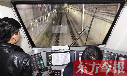 為了地鐵一號(hào)線在年底按期投入試運(yùn)營，大家正在緊張調(diào)試