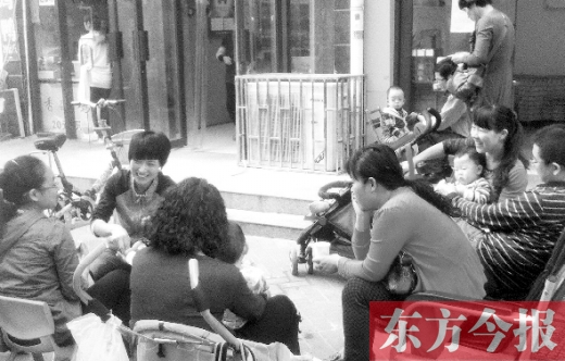 鄭州未來路附近的一家小兒推拿店，等待為孩子做推拿的家長在門口排起了隊(duì)