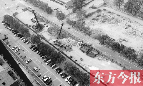 鄭州市隴?？焖俾方ㄔO已經(jīng)開工，昆侖路與華山路之間的道路已經(jīng)封閉