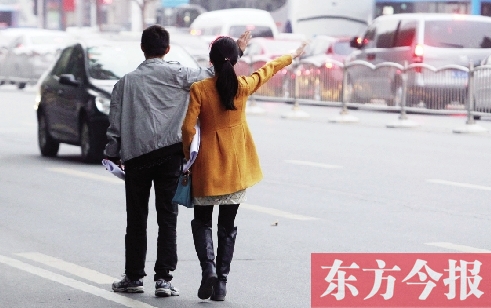 昨日下午5時30分，鄭州市花園路口公交站，一對青年正焦急等車