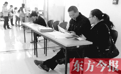 　　10月16日，鄭州市社保中心辦事大廳，新增的桌椅方便了前來(lái)辦理手續(xù)的市民