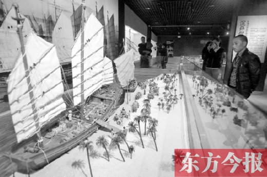 10月19日，大海的方向——西沙華光礁一號(hào)沉船寶藏展在省博物院舉行。圖為一位市民在觀看當(dāng)時(shí)（宋朝）工