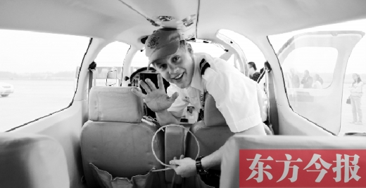 “歡呼”降落鄭州國際機場，杰克透過舷窗向人們打招呼