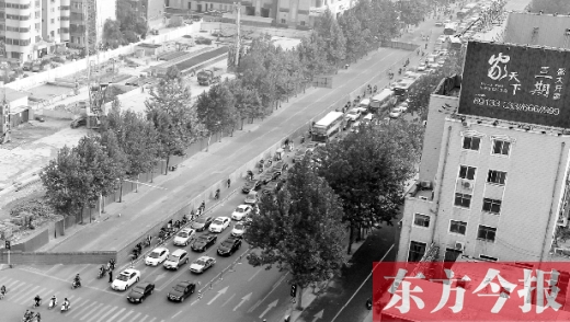 圍擋設置首日，人們騎車緩慢通行