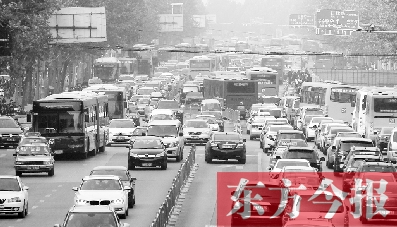 昨日下午4點，在花園路與黃河路口附近，車堵成了“一鍋粥”