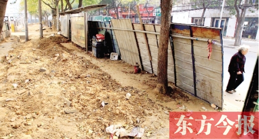 鄭州市紅專路與政七街交叉口，一工地“圍而不動(dòng)”，步行者只好擇路而行