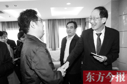 崔琦先生握手東方今報(bào)記者靳暉，感謝他把照片珍藏了15年