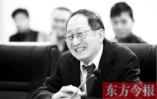 10月24日，美籍華人、諾貝爾物理學(xué)獎(jiǎng)獲得者崔琦先生來鄭訪問