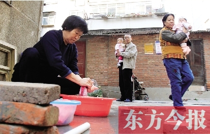 停水期間，一個水龍頭，12戶居民交替使用