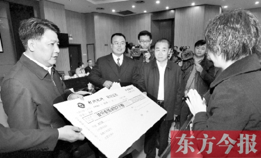 11月5日，省高院院長張立勇（左三）與最高法院執(zhí)行局局長劉貴祥（左一）一起將執(zhí)行款發(fā)放到當事人手中