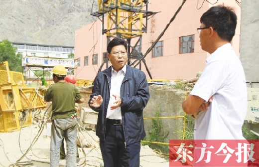 新鄉(xiāng)市援疆前方指揮部指揮長、伊吾縣委副書記鄭援越（中）深入一線調(diào)研