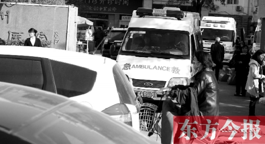 馬路上的機(jī)動(dòng)車越來(lái)越多，臨著大路鄭州市第一人民醫(yī)院門口，出急診的救護(hù)車常常遭遇堵車
