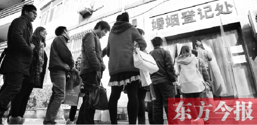 昨日，鄭州市中原區(qū)婚姻登記處等待“領(lǐng)證”的情侶們將隊伍延伸至辦事大廳大門外