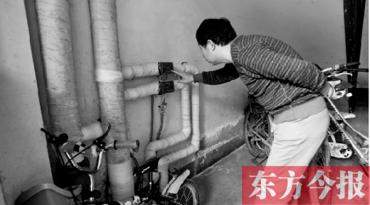 11月11日，一位市民在查看自己的熱計量表