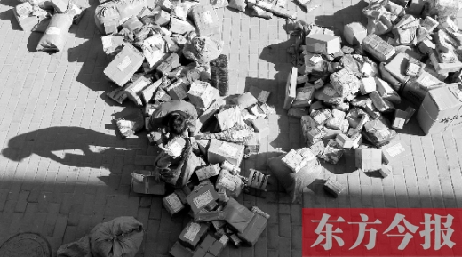 “雙十一”后，快遞員忙著送包裹，連水也不敢喝
