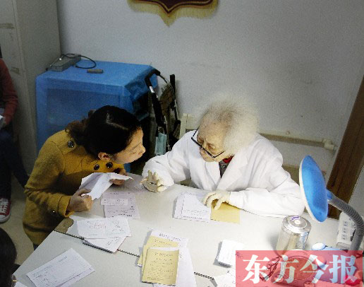 昨日，97歲的“醫(yī)生奶奶”胡佩蘭在給患者看病