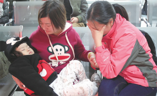 昨日，9時35分，堅守在手術(shù)室外的嘟嘟在媽媽懷里睡著了，因被眼前的真情觸動，今報記者趙丹流下了眼淚
