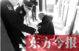 昨日，鄭州市管城區(qū)執(zhí)法局對(duì)轄區(qū)一只狗狗檢查是否辦過(guò)證 東方今報(bào)首席記者 劉棟杰 攝