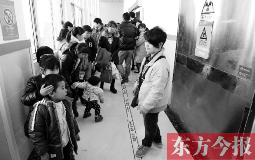 11月30日上午，星星等20余名“袖珍人”到鄭州市兒童醫(yī)院進行骨齡測定