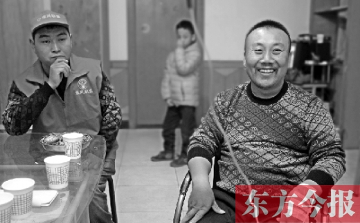12月2日，“豫殘聯(lián)盟”辦公室里，袁海軍打著點(diǎn)滴與殘疾人朋友們探討著接下來(lái)的公益事業(yè)