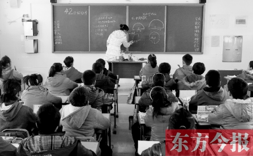 一位老師在給學(xué)生們上課。近日，教育部發(fā)布規(guī)定，再次強(qiáng)調(diào)“師德紅線”