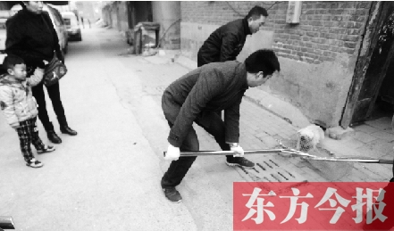 12月3日，鄭州市隴海路。執(zhí)法人員對一只“辦了證卻不系繩”的狗進行捕捉
