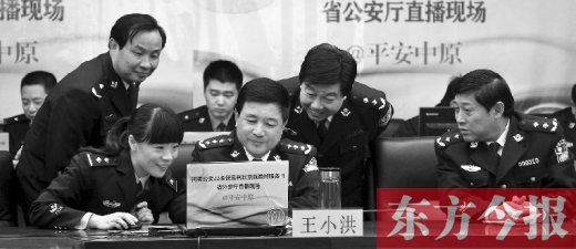 省公安廳廳長王小洪（中）和微博網(wǎng)友在進行交談，發(fā)現(xiàn)問題現(xiàn)場馬上解決