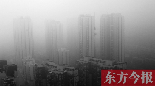 昨天早上，鄭州氣象臺發(fā)布大霧紅色預(yù)警，在霧霾籠罩下，鄭州市區(qū)的高樓大廈隱約可見