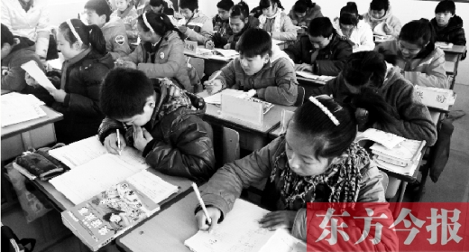 一所學(xué)校的學(xué)生們?cè)谏险n中。鄭州、新鄉(xiāng)成為國(guó)家中小學(xué)教育質(zhì)量綜合評(píng)價(jià)改革實(shí)驗(yàn)區(qū)