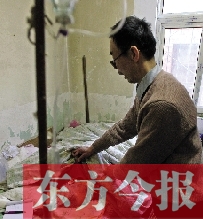 54歲的老楊把自己當做護士，不離不棄照顧著已成“植物人”的母親