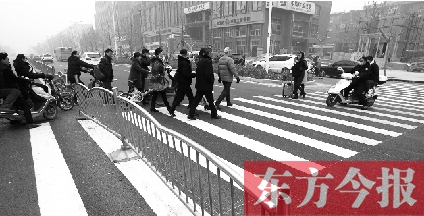 昨日，鄭州市建設路百花路口，馬路斑馬線被交通護欄隔斷
